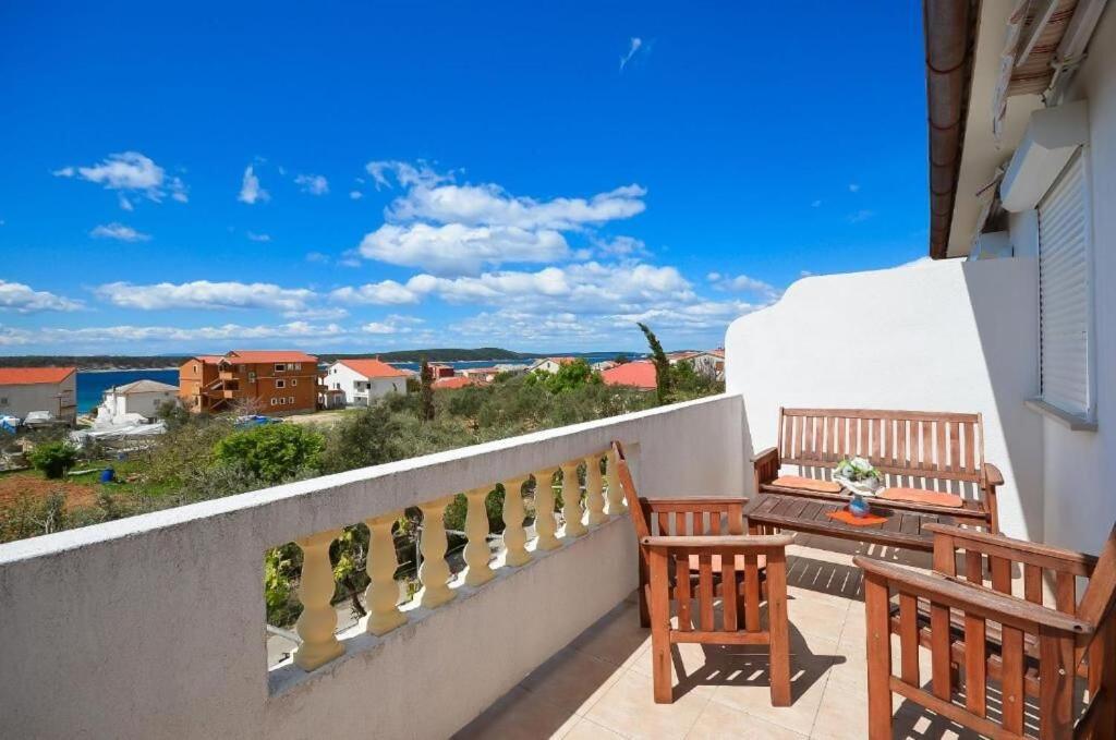 Apartments Biserka Barbat na Rabu Екстер'єр фото